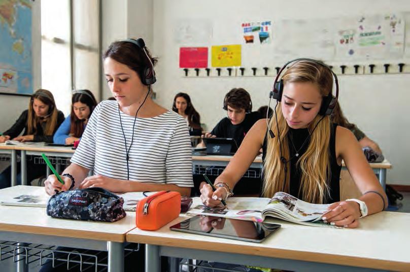 Scientifico + Linguistico Liceo Scientifico Europeo (con quattro indirizzi, a scelta dello studente, e potenziamento dell inglese) Adatto ad alunni portati per le materie scientifiche, interessati a