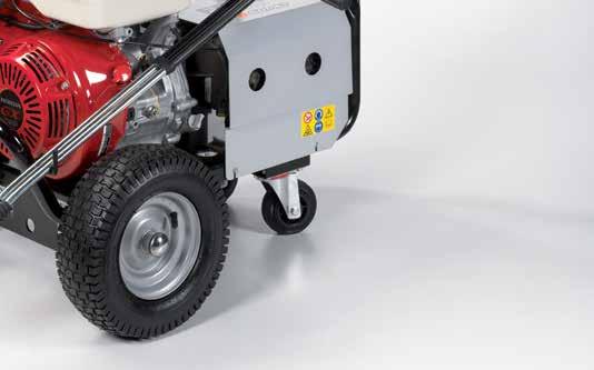 Easy handling thanks to the big pneumatic wheels Facilità di movimento grazie alle ruote pneumatiche di grandi dimensioni Comet RW Premium, FW2 pumps with 3 ceramic pistons and brass pump head Pompe