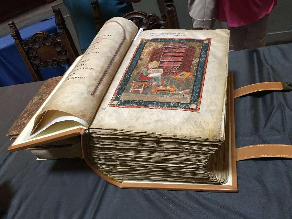 Codex Amiatinus (700, Firenze, Biblioteca Laurenziana).