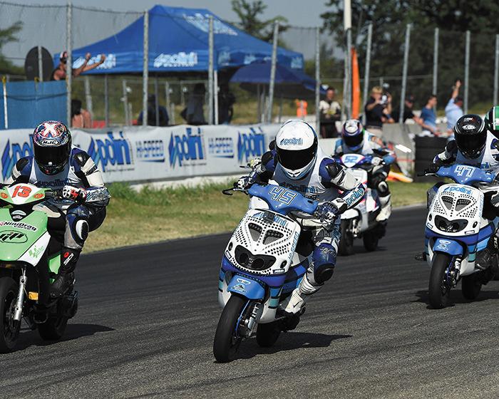 In Gara-1 Fabio Starnone parte dalla Pole ma alla prima curva incrocia Tiraferri. I due ripartono subito aprendo però la strada a Nico Morelli che tenta la fuga davanti a Corsi e Zani.