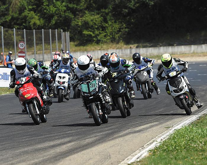 SCOOTER 70 AMA SUPER SPORT: LO SVIZZERO NON PERDONA Gara-1 Bessard è il più lesto al via inseguito da Beghelli e Martin Mihael. Mihael perde però posizioni per un problema.