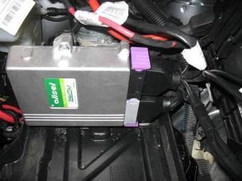 D: ECU GAS Posizionare la ECU gas dietro la batteria, come da figura 5. Fissandola con l apposita staffa, figura 5-1 5 Fig.