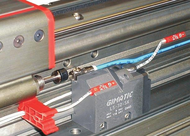 Sensori Il rilevamento della posizione è affidato a sensori magnetici di prossimità (opzionali), che rilevano la posizione attraverso il magnete montato sul pistone.