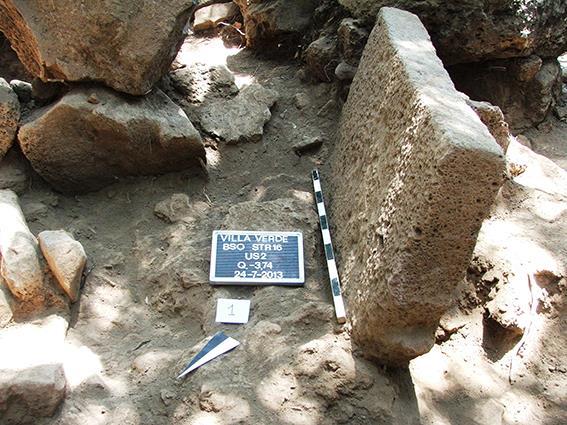 prelevata nell area limitrofa, asportando i depositi delle documentate officine/stazioni neolitiche e utilizzata come legante nell opera muraria (Usai e Locci 2008: 532-533).