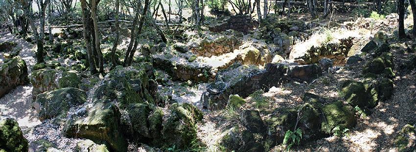 Fig. 3 - Veduta generale del villaggio nuragico da SE (foto A. Mossa). Gli scavi hanno permesso di individuare almeno 17 capanne (Fig.