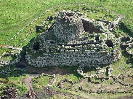 Il Nuraghe di Santu Antine: Inizieremo a introdurre il tema della civiltà nuragica e delle sue eccezionali realizzazioni architettoniche che ci mostrano una conoscenza avanzata dell'astronomia.