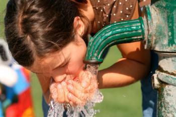 assetato/assetata Loro vogliono un bicchiere d'acqua, sono molto