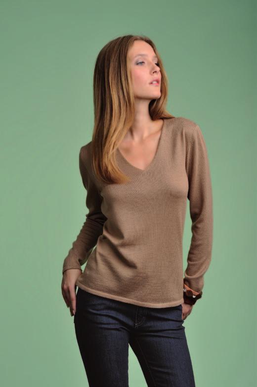 maglia Kristen Cammello (cod 065) Linea semplice, essenziale, per un capo passe-partout ideale anche come sottogiacca.