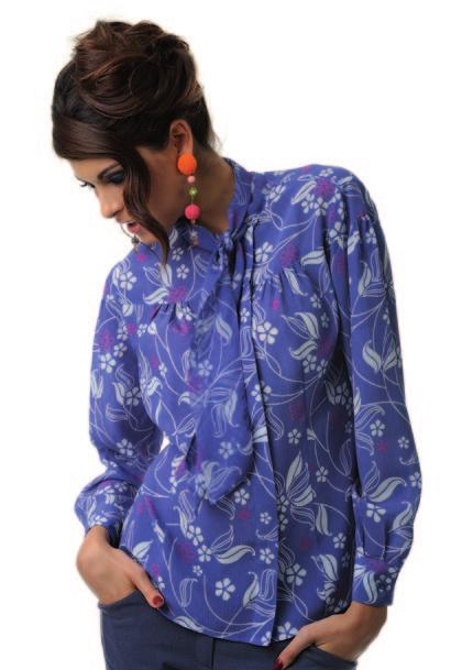 camicia Cannella Floreale base lavanda (cod 145) Allacciatura nascosta asimmetrica e ricco fiocco in crespo leggero doppiato per la camicia in crespo di pura seta, con ampio