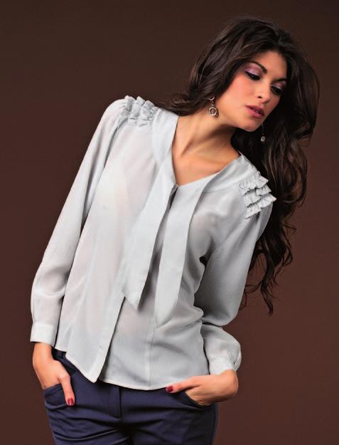 SPECIALE: DOPPI SALDI CAMICIA Angel Grigio perla (cod 066) Elegante camicia in crespo di seta pura con allacciatura nascosta. Un inserto arricciato sulle spalle forma tre piccole ruches.