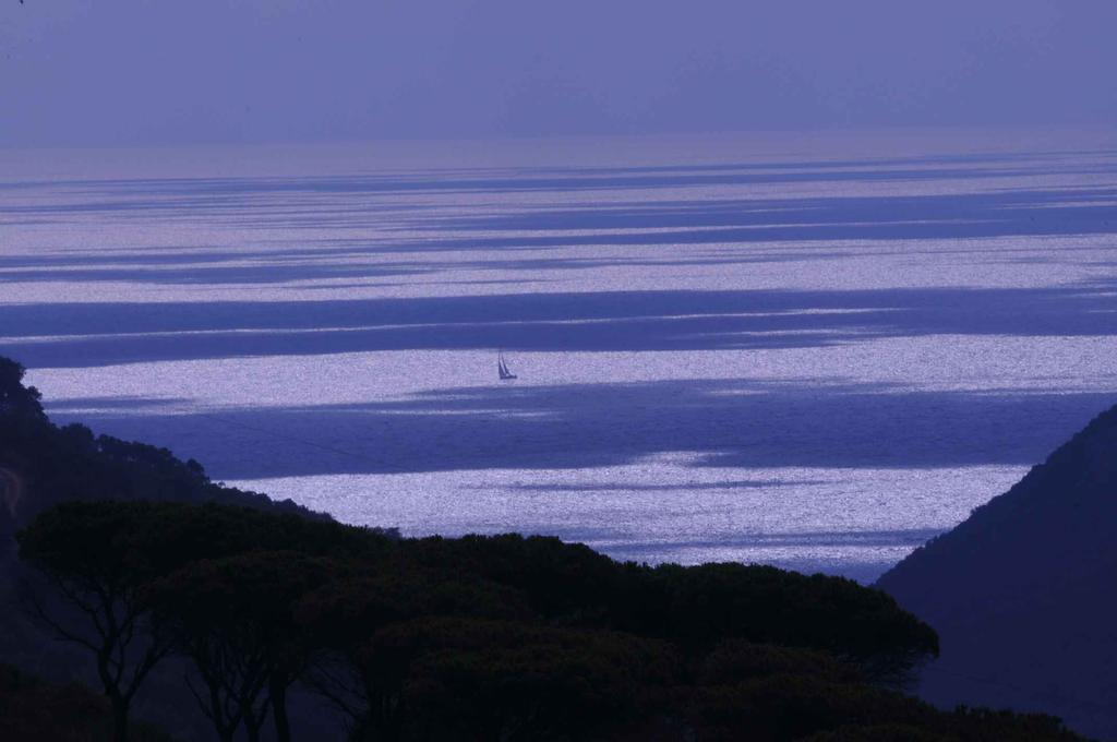 Il mare da L'ANGOLO D'ITALIA Chiunque si trovi a trascorrere qualche giorno di relax sull isola può prendere la strada che da Porto Azzurro procede verso Rio Marina e quando dietro ad