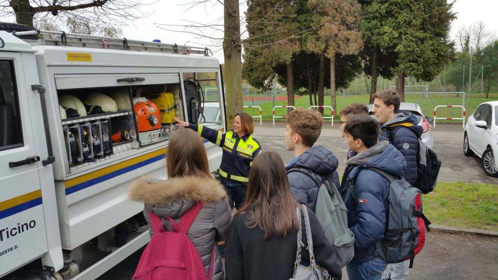 La protezione civile incontra la scuola Progetto in collaborazione con Protezione civile Parco del Ticino Triennio 2015-2018 Anno scolastico 2015-2016 21 marzo -2016 - Supporto alla sicurezza nell