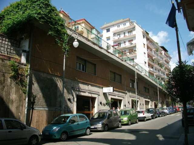 L unitàimmobiliare risulta posta in zona centrale del Comune di Salerno ed è ubicata all inizio di via Arce, l immobile è ricavato nella sottostante proiezione della sede stradale di via Gregorio