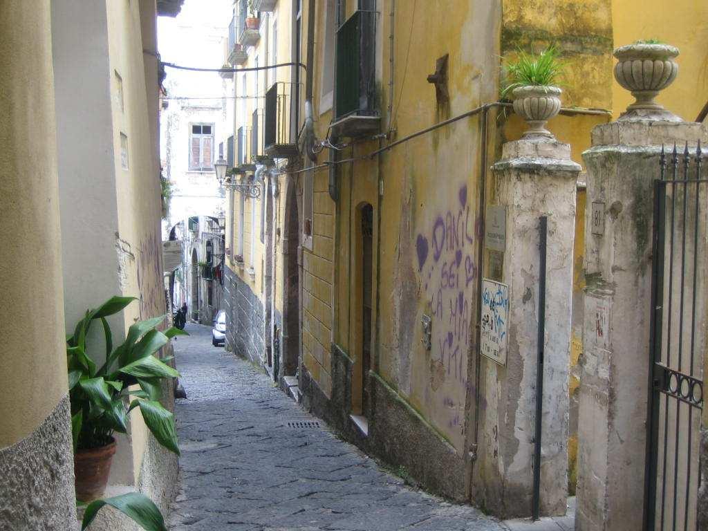 Individuazione planimetrica e foto L unità immobiliare fa parte di un fabbricato per civile abitazione avente accesso dalla via T.