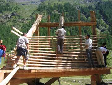 I tecnici del Parco hanno individuato come luogo ideale per la realizzazione dell altana una zona di terreno sopraelevata a fianco di un alto larice isolato e di un roccione affiorante al Piano dell