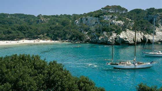 propria dimensione perfetta. L acqua è di una trasparenza incredibile e i fondali, sabbiosi o rocciosi, sono tra i più invitanti del Mediterraneo.