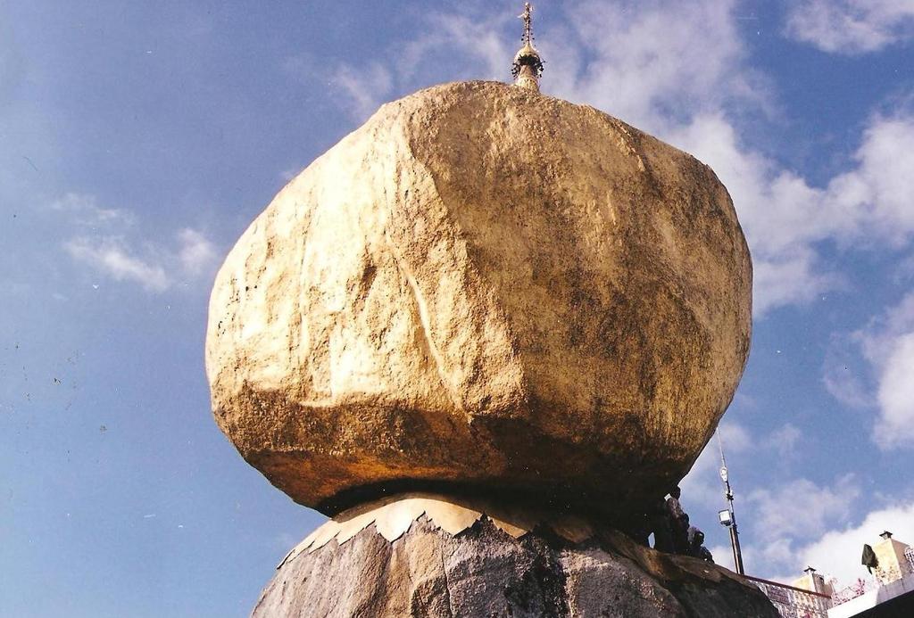 Il lungo cammino a piedi, in salita, sotto il sole, è in fondo un percorso sacro, un