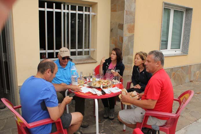 Alle 13,00 dopo 7 ore di cammino i peregrinos più gagliardi i cugini Diani ci annunciano la presenza di un bar!