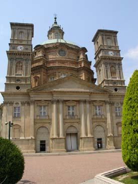 A sinistra: Santuar io di Vicofort e, facciata principa le; colonne e trabeazi oni monoliti che dimostr ano le ottime caratter istiche strutturali della Pietra di Vico.