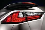 L innovativa tecnologia AHS (Adaptive High Beam System) distribuisce e adatta dinamicamente la luce oscurando le auto che precedono RX Hybrid o