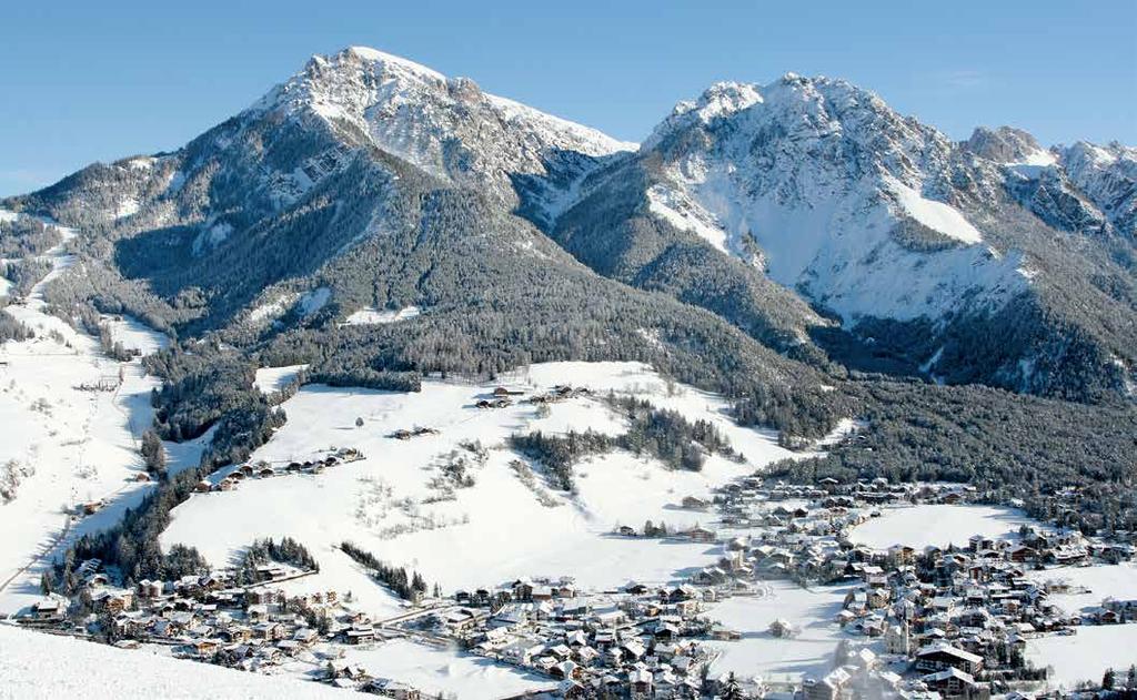 LE NOSTRE LOCALITÀ I due Comuni di Marebbe e San Martin sono abbracciati dallo scenario mozzafiato delle Dolomiti, famose in tutto il mondo. Con i suoi 3.