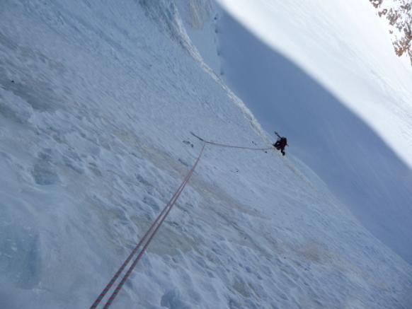 LA PROGRESSIONE IN CORDATA Gli alpinisti procedono legati tra loro, si muovono uno alla volta e la cordata