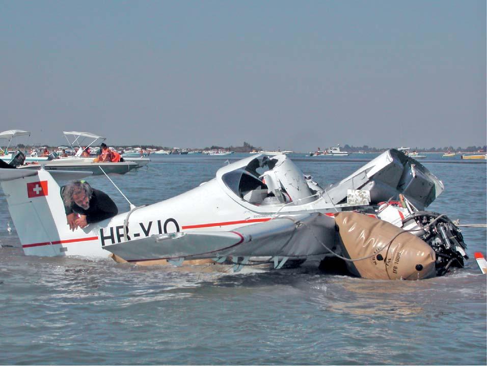 1.2. LESIONI RIPORTATE DALLE PERSONE 1.3. DANNI RIPORTATI DALL AEROMOBILE A seguito dell impatto contro la superficie della laguna, l aeromobile è andato distrutto.