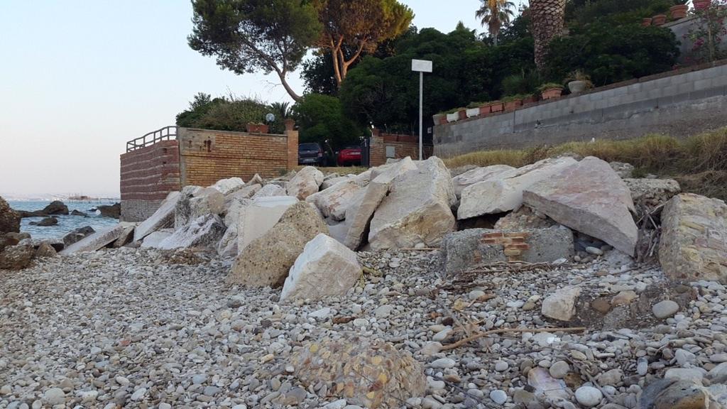 Vista del tratto a sud con intervento di protezione eseguito Vista vegetazione posta a monte dell'intervento su area privata danneggiata dall'azione del mare.