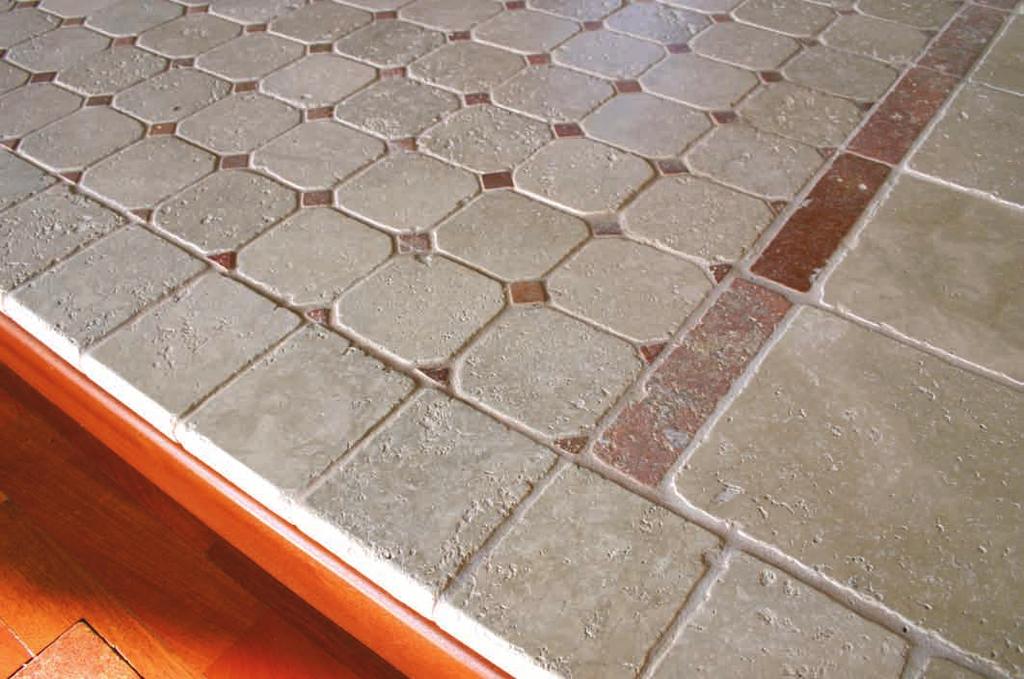 PAVIMENTO CENTRO BENESSERE composto da OTTAGONO 10x10 TRAVERTINO CLASSICO con TOZZETTO 2,5x2,5 TRAVERTINO ROSSO