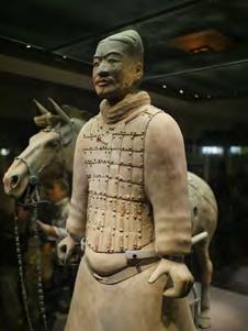 Le statue, le armi, le armature, i carri da guerra, il vasellame e gli oggetti che richiamano alla vita quotidiana dell antica Cina, presenti nella mostra, sono stati riprodotti direttamente dagli