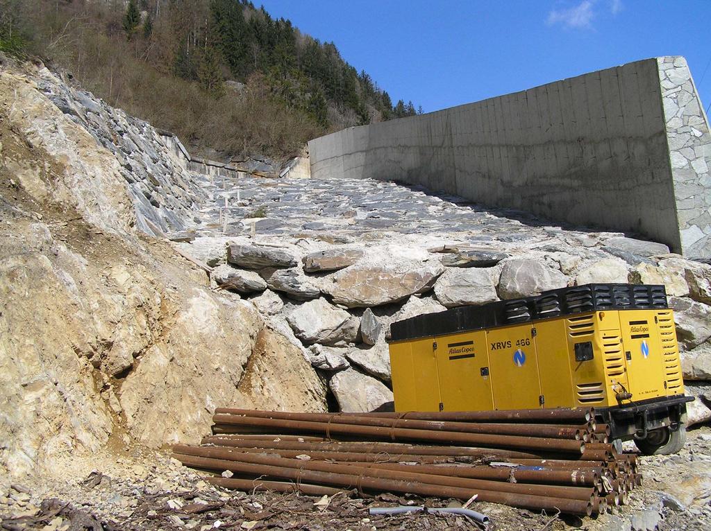 DESCRIZIONE DELL OPERA Interventi dal monte Pizzo alla strada provinciale Costruzione a monte di un muro deflettore e di un canale