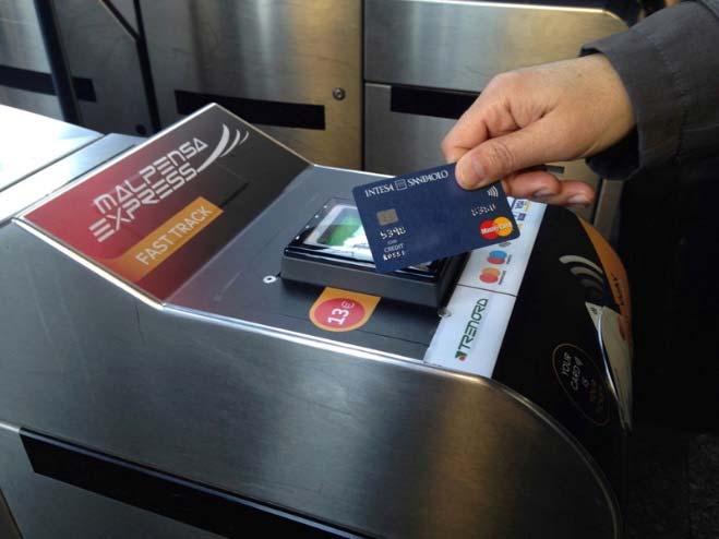 EMV Contactless Un caso di successo Il servizio sviluppato con Trenord per il Malpensa Express consente di pagare il biglietto del collegamento aeroportuale semplicemente avvicinando la carta