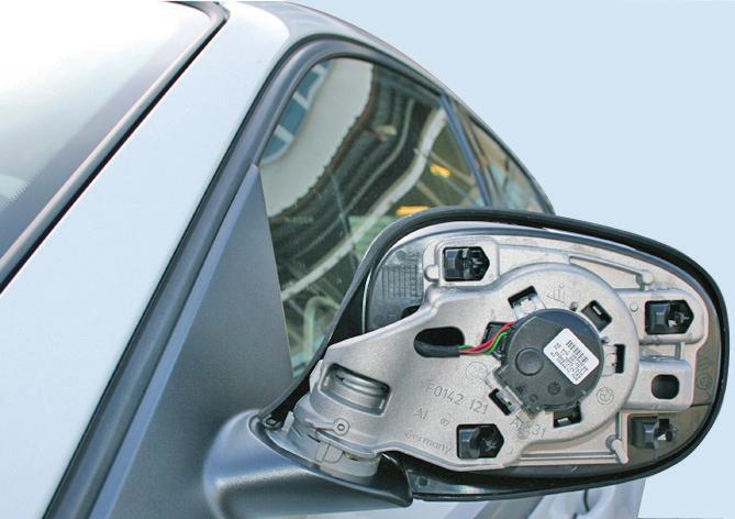 3. Montaggio calotta per specchietto retrovisore in carbonio BMW Pulire la zona d'incollaggio prima di procedere all'incollaggio.
