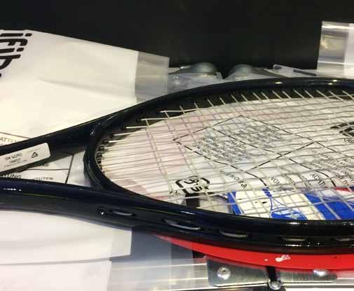 Hyeon Chung, da buon coreano, si affida ai giapponesi di Yonex, usando una VCore Duel G 97 normale (al di là di peso e bilanciamento che sono customizzati).