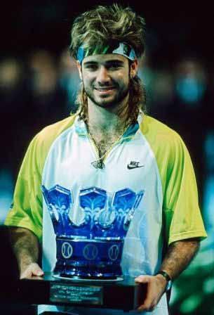 Quando Roger Federer festeggia il primo titolo alle Atp Finals, alla sua prima finale, è il campione di Wimbledon, ma arriva da numero 3 del mondo e dopo una stagione indoor non troppo convincente.