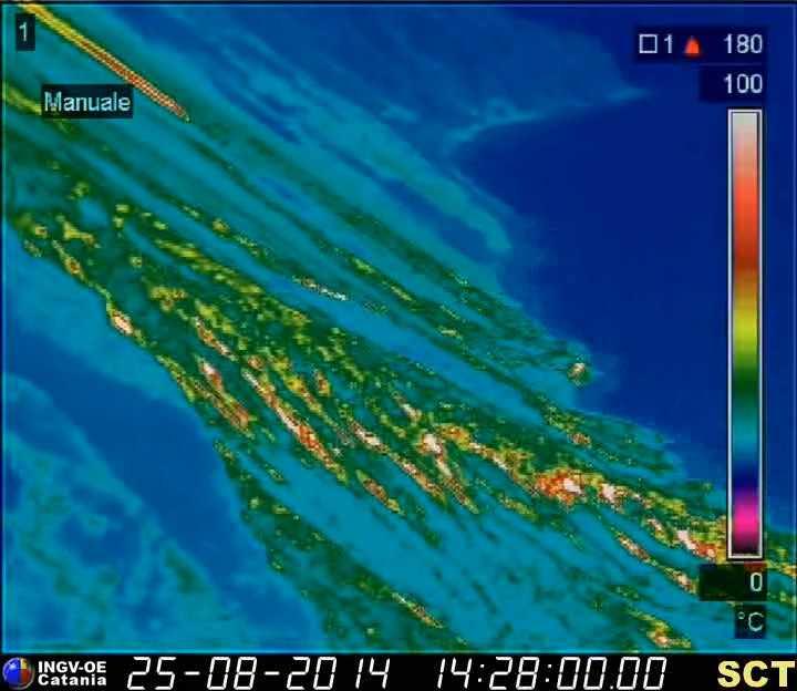 Figura 2 Immagini termiche della telecamera di quota 400 m s.l.m. acquisite alle ore 15:00 UTC del 25 agosto e alle ore 00:00 UTC di oggi, relative alla parte più elevata del teatro eruttivo.