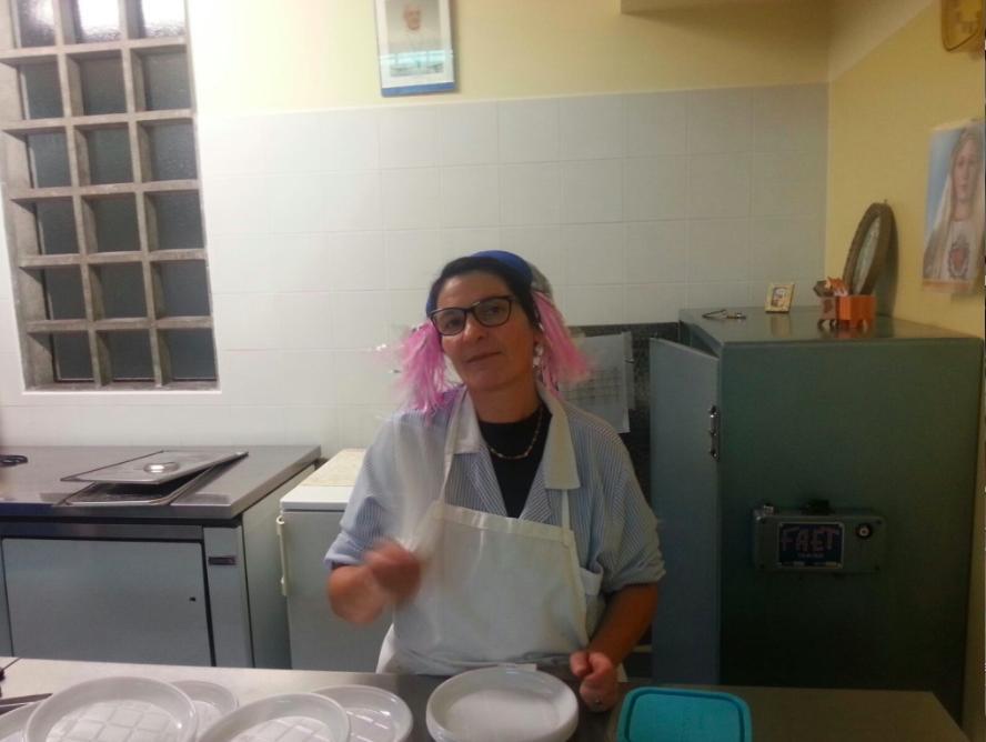 Antonietta, la nostra cuoca! Tutta la redazione del giornalino alcuni giorni fa si è recata alla mensa della scuola per intervistare la SUPER CUOCA Antonietta.