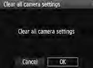 2 Pentru a readuce camera la setarile initiale, selectati [Clear all camera settings], apoi apasati <0>.