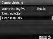 Inainte de curatarea senzorului, detasati obiectivul. 1 Selectati [Sensor cleaning]. In fereastra [6], selectati [Sensor cleaning], apoi apasati <0>.