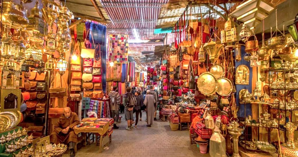 attraverso la strada delle mille Kasbah e la valle del Dades famosa per i roseti, raggiungeremo in serata Ourzazate, pernottamento in hotel.