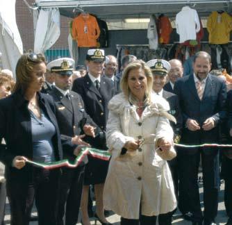 Lì, al Villaggio, ci si rilassa dopo la regata, si mangia e si beve qualcosa in compagnia, si visitano gli stand di oggettistica marinara, di abbigliamento nautico, di prodotti tipici, di