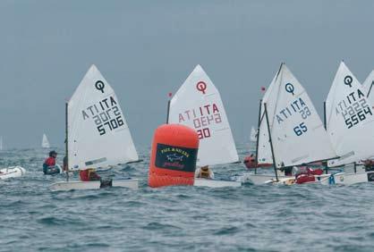 I ragazzini degli Optimist durante una regata del Tan dedicati al mare, alla vela e alle attività che ruotano attorno ad essa, dove si susseguono spettacoli, convegni e dibattiti, dove ci sono mostre