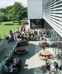 La University of Portsmouth si trova in centro, a poco più di 10 minuti a piedi dalla Spinnaker Tower, oggi simbolo della città e offre agli studenti le più moderne strutture e attrezzature per l