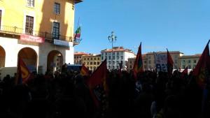 Il corteo, giunto davanti ai cancelli, ha fronteggiato la polizia lanciando ortaggi, in pochi minuti la prima insensata carica ha lasciato diversi feriti.