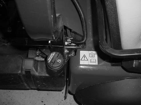 5. Inserite il cablaggio della scatola del controller tra il sistema di protezione antiribaltamento ed il pannello posteriore (Fig.