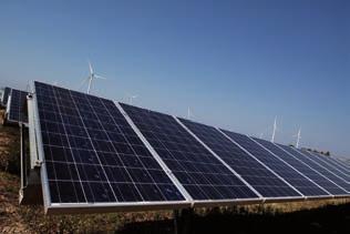 i nostri impianti fotovoltaici Lecce 2 È il primo esempio in Italia di impianto eolico e fotovoltaico sulla stessa area.