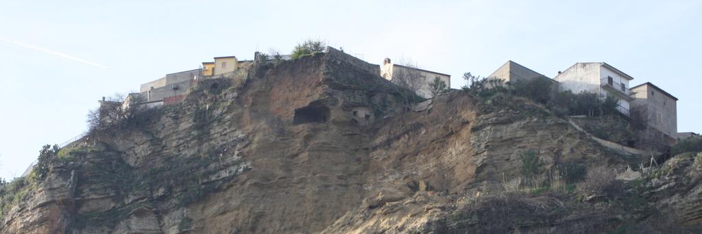 - 2 - Il blocco distaccato risulta delimitato da due principali discontinuità (fratture) una ad andamento perpendicolare e l altra ad andamento parallelo al fronte.