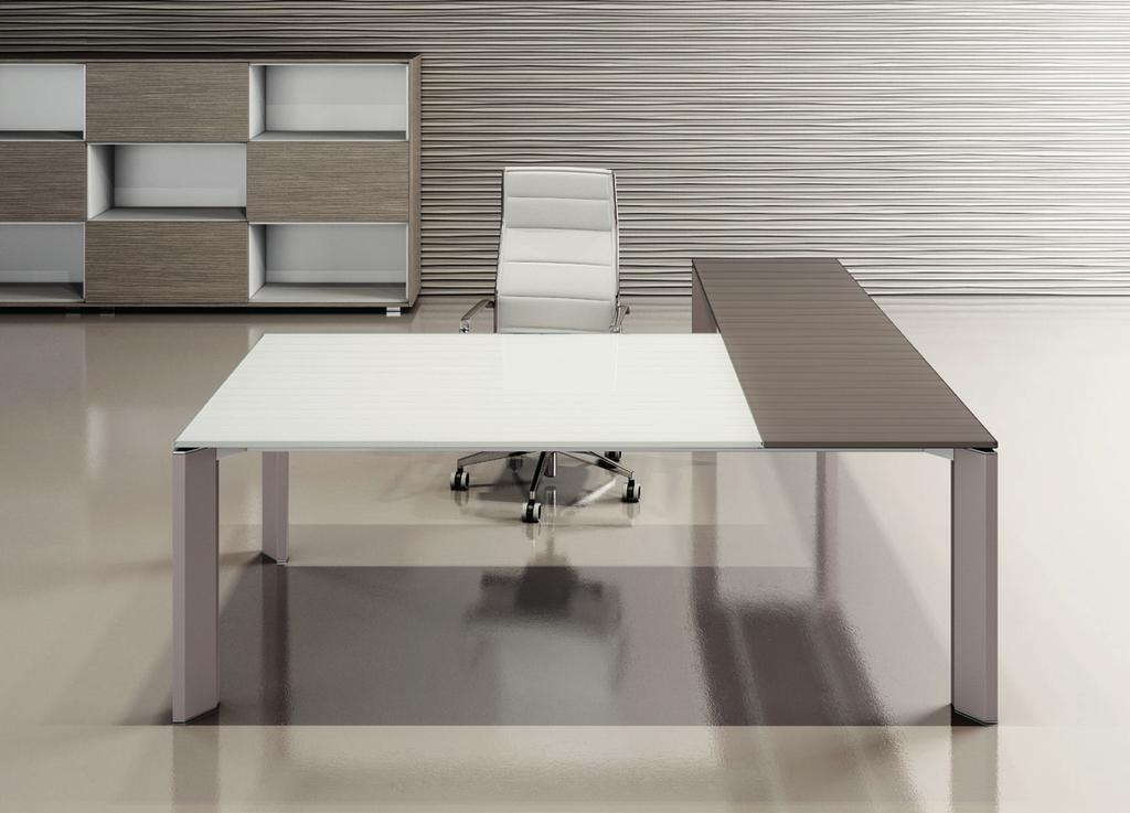 Xeno Altius. In the Altius version of the line Xeno, the desk is enriched by precious materials.