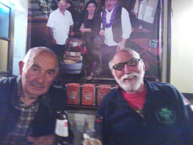 Giancarlo con Pin Rafael al bar della Posada del Barro informarmi sulla tappa di domani, partendo da Espinaredo, che devo raggiungere, o facendo 7 Km.