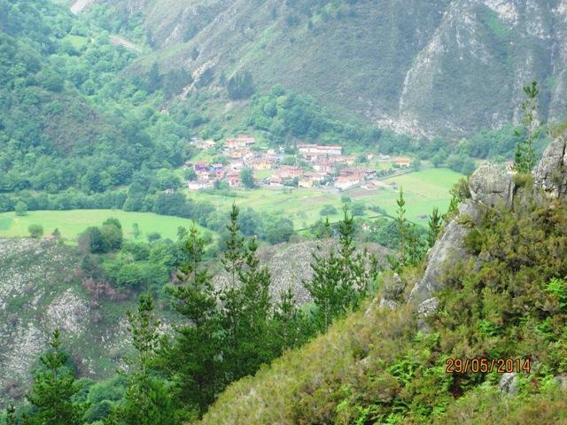 Camina, fermandomi subito dopo al Bar/ Cafeteria La Golosa, ripartendo alle ore 11,30 per Covadonga, lasciando il paese di Cangas de Onis, passando davanti alla antica chiesa di Cangas de Onis, ora